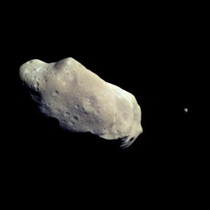 Der Asteroid 243 Ida (links) und sein Mond Dactyl (rechts)